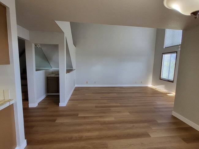 Foto del edificio - Recently Upgraded Townhouse in the Hills o...