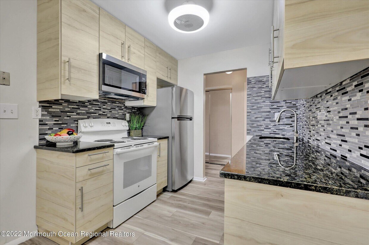 33 Meadow Green Cir, Manalapan Township, NJ 07726 House Rental in