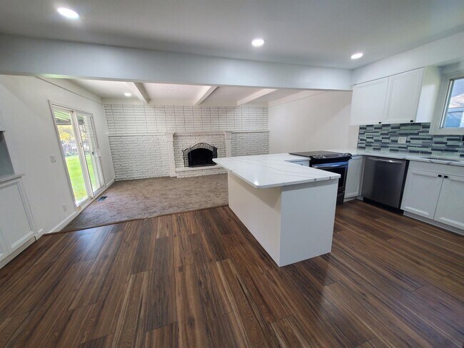 Foto del edificio - 3 Bedroom, 2 Bathroom Ranch, Updated Throughout, Granite, Stainless, 2 Beautiful Full Baths, Upda...