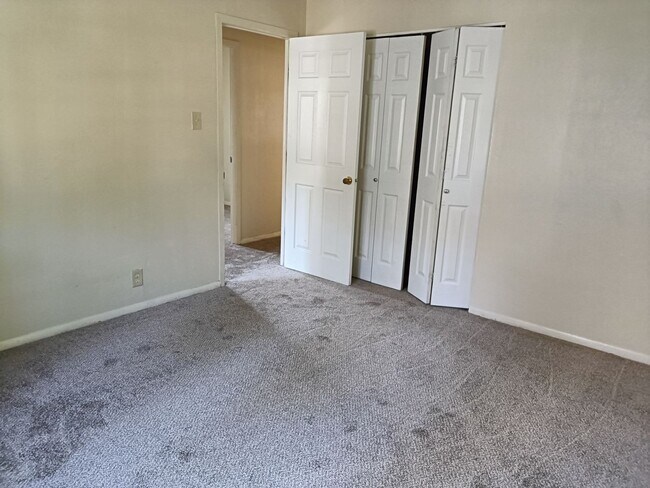 Building Photo - 3 bedroom single family home with detached...