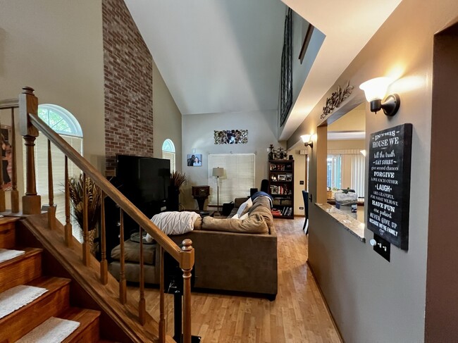 Foto del edificio - 901 Little Falls Ct
