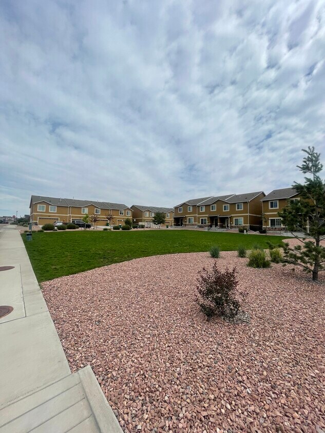 Foto del edificio - 7167 Black Spruce Hts
