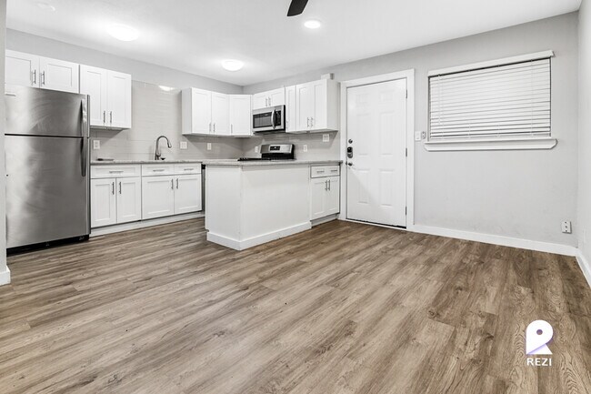 Foto del edificio - 1211 W 8th St