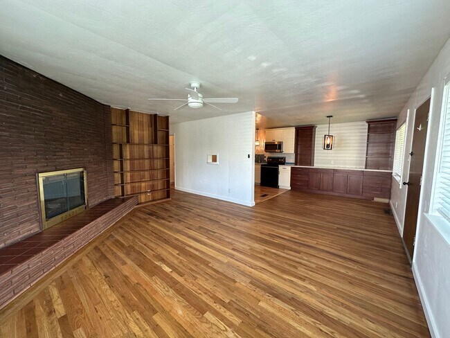 Building Photo - Charming 3-bedroom Idlewild Home