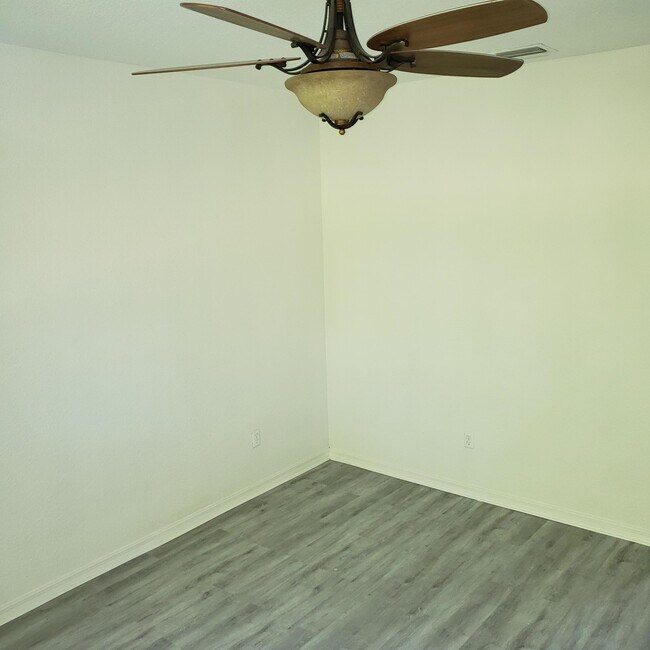 Foto del edificio - 4948 Leeward Ln