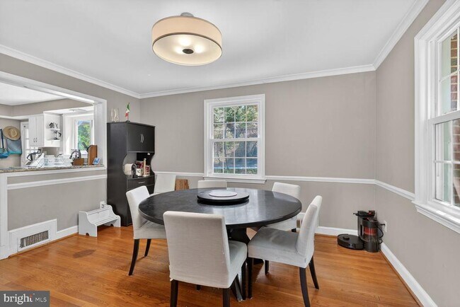 Foto del edificio - 7215 Rollingwood Dr