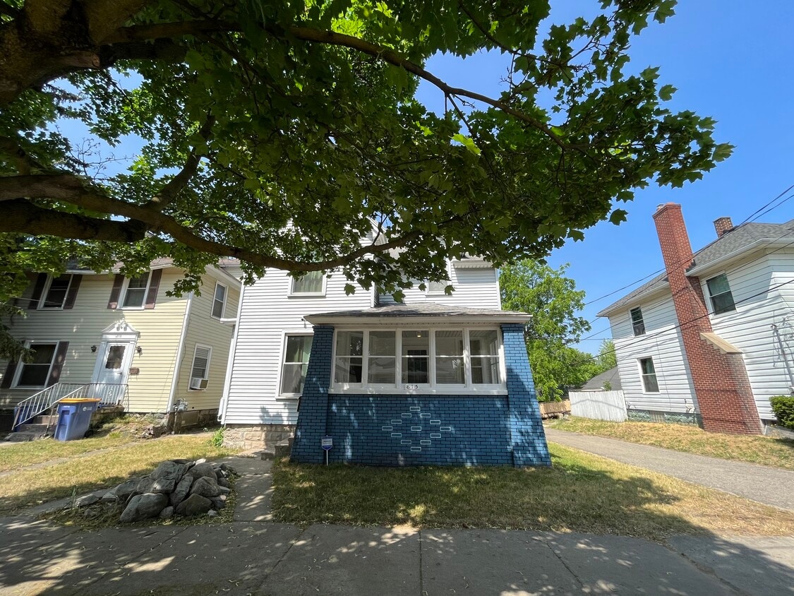 Primary Photo - 815 Henry Ave SE