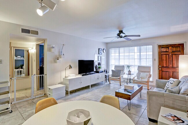 Sala de estar - 2507 Montrose Blvd