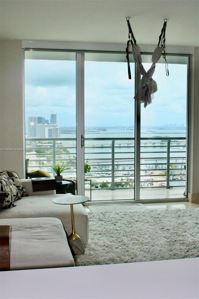 Foto del edificio - 325 S Biscayne Blvd