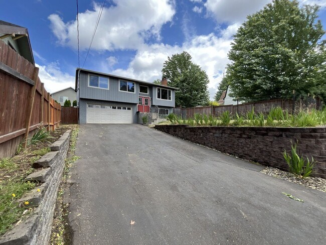 Foto del edificio - Spacious Milwaukie Home with Bonus Room, Large Fenced Yard and Shed/Workshop