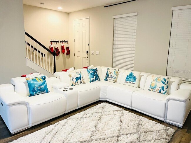 Foto del edificio - 15495 Honeybell Dr