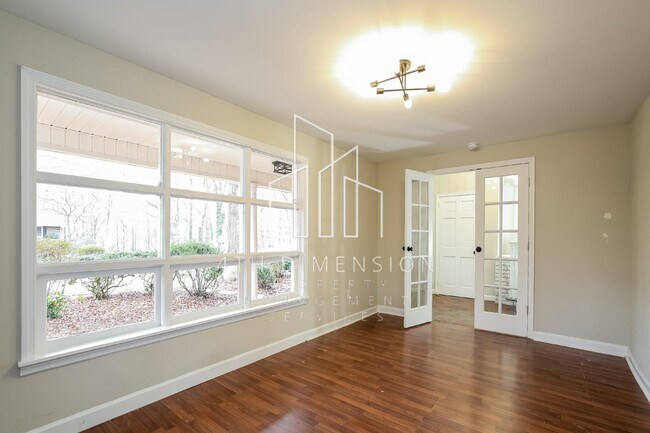 Foto del edificio - Charming 3-Bed, 2-Bath Home with Finished ...