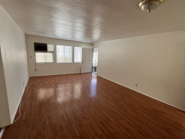 Foto del edificio - 351 E Pomona Blvd