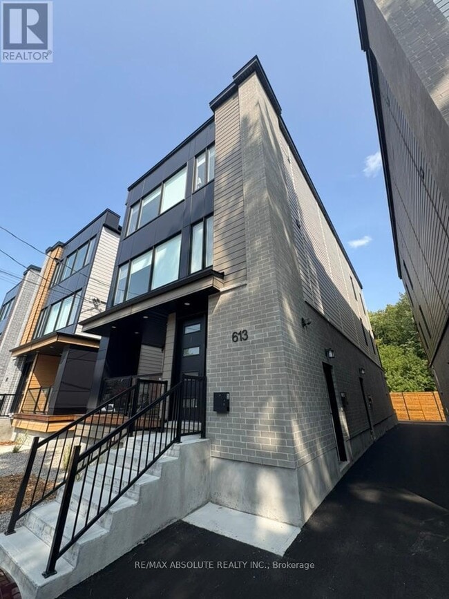 Building Photo - 613-613 Parkview Rd