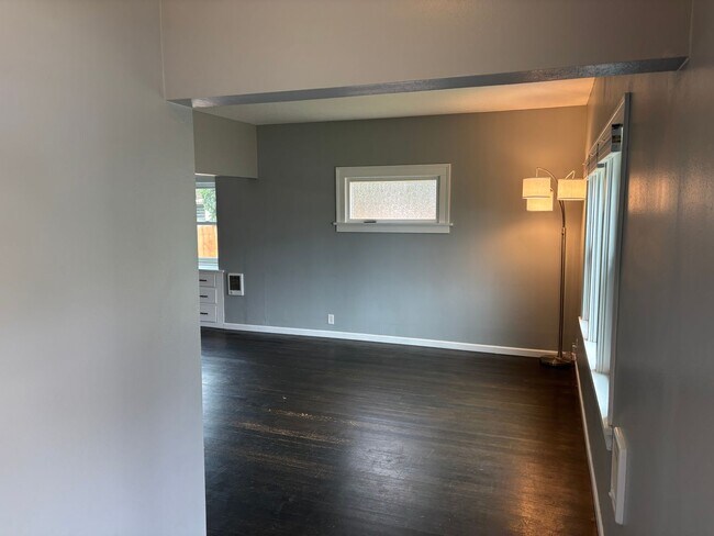 Foto del edificio - Spacious 3-Bedroom Craftsman Home with Solar Savings and Fully Fenced Yard