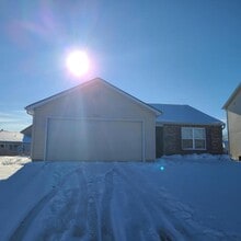 Building Photo - 10192 Greenmoor Dr