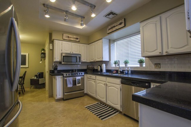 Building Photo - 4205 E Tanglewood Dr