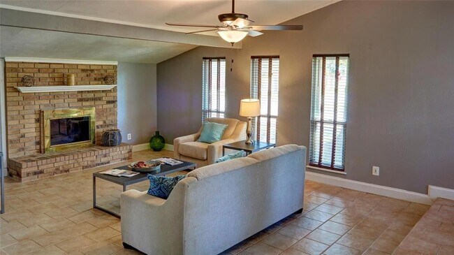 Foto del edificio - 1211 Crestwood Ct