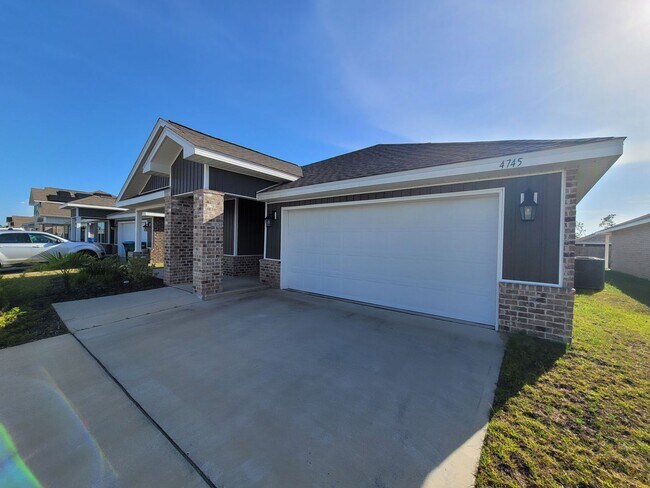 Building Photo - Titus Park 4 bedroom 2 bath home with 2 ca...