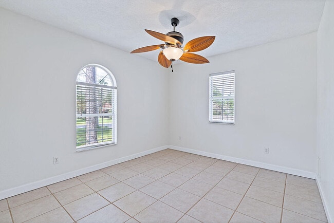 Building Photo - 208 Palm Cir