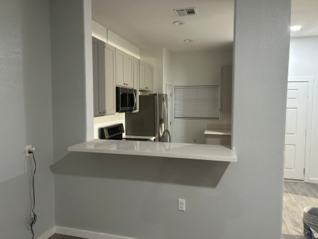 Building Photo - 221 W Vineyard Rd