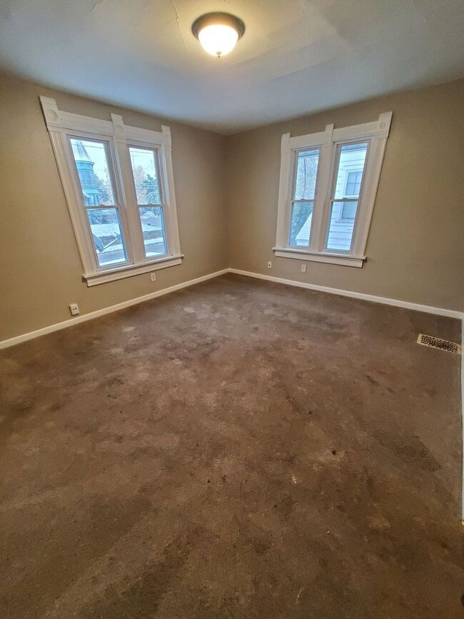Building Photo - 606 N West Ave duplex