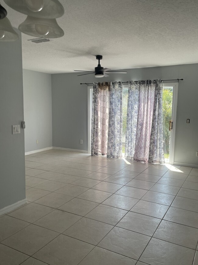 Foto del edificio - 2436 Summerfield Way