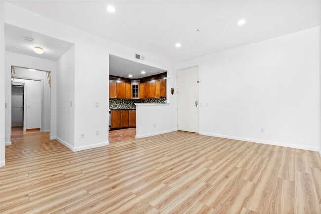 Building Photo - 16940 Chatsworth St