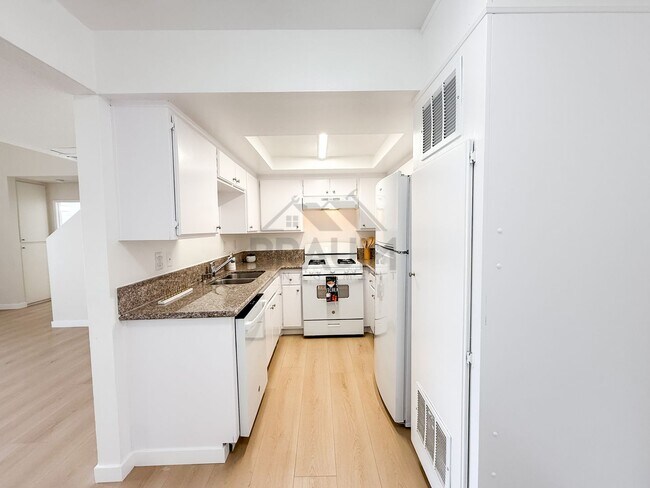 Foto del edificio - 5245 Riverton Ave