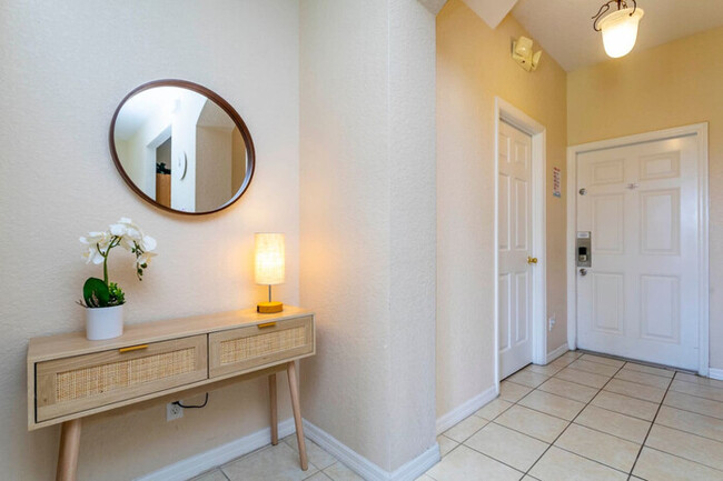 Building Photo - Townhouse with Thematic Rooms & Lake View