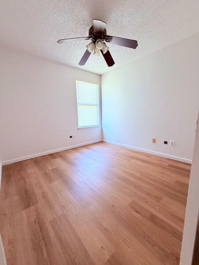 Building Photo - Charming updated & move in ready!