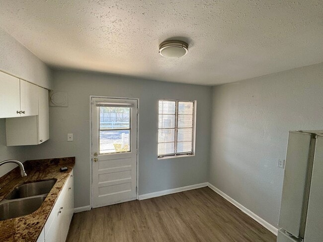Building Photo - 2 BED 1 BATH READY TO RENT IN PLANT CITY!
