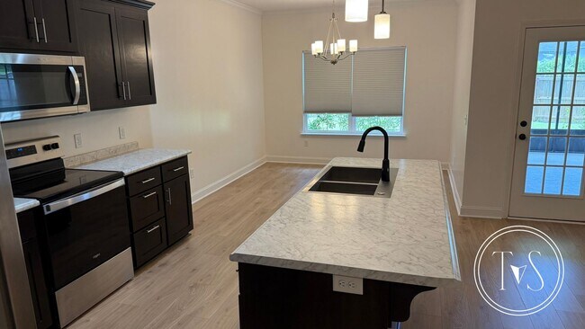Foto del edificio - RATE DROP ALERT (was $2600/month) and MOVE IN SPECIAL: $1000 OFF 1ST MONTH'S RENT!**