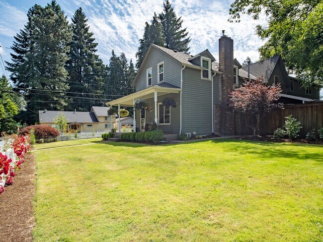 Foto del edificio - Coming soon! Large historic farmhouse- 5 b...