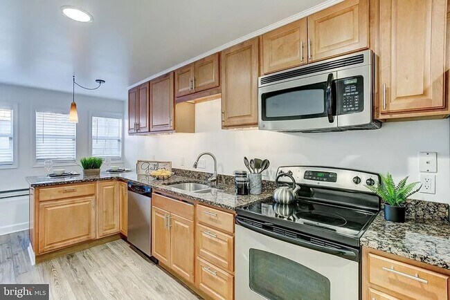 Foto del edificio - Stunning Three-Story Home in the Heart of Canton with Modern Upgrades and Expansive Roof Deck