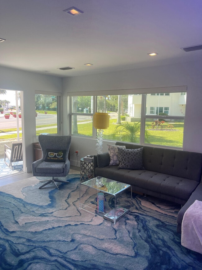 Building Photo - 499 1st St S