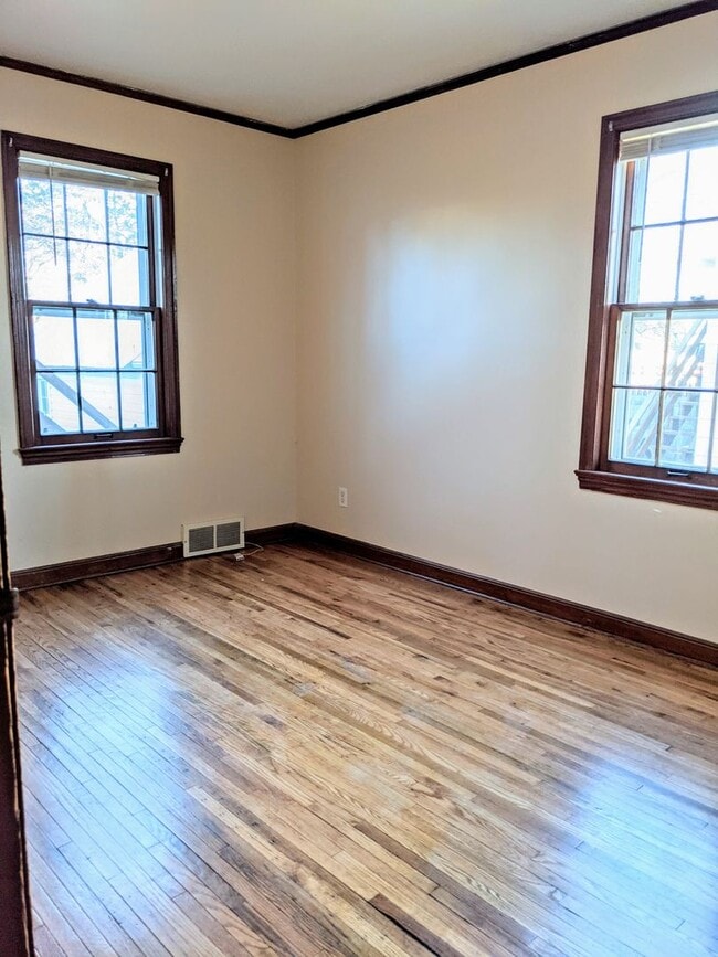 Building Photo - 1215 7th Ave SE