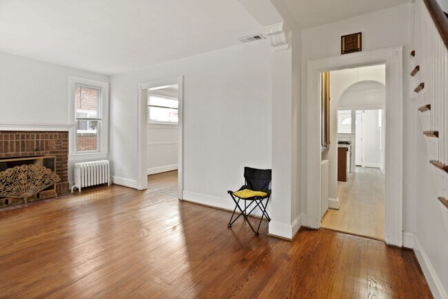 Building Photo - One month free for move in by 11/30/2024! ...