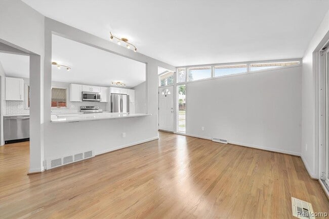 Foto del edificio - 229 Redwood Dr