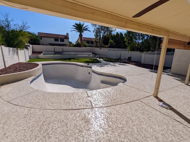 Building Photo - 1458 N La Rosa Dr