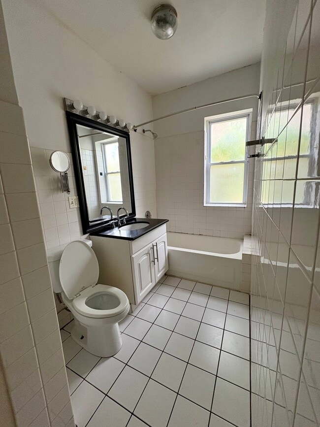 Building Photo - 3547 W Dickens Ave