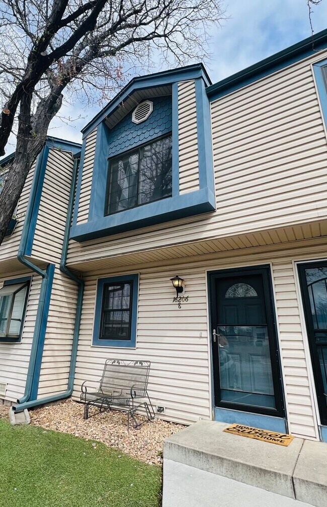 Foto del edificio - $0 DEPOSIT OPTION!!!  BEAUTIFULLY UPDATED,...