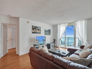 Building Photo - 1155 Brickell Bay Dr