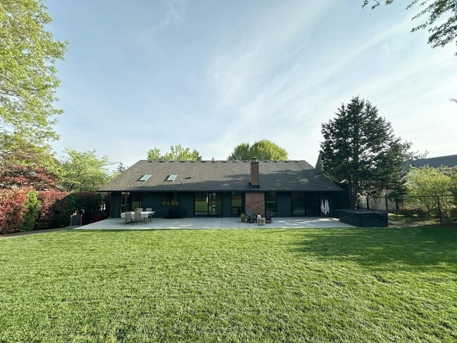 Building Photo - 1427 Greentree Cir