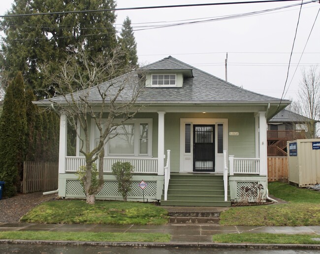 Building Photo - 226 NE 27th Ave