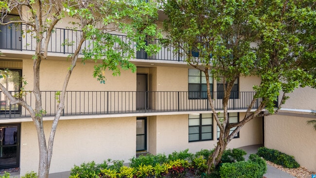 Building Photo - 8 Royal Palm Way