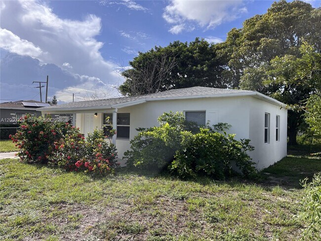 Foto del edificio - 2481 NW 154th St