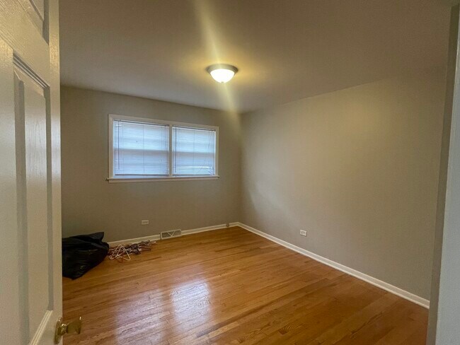 Building Photo - 411 Yates Ave