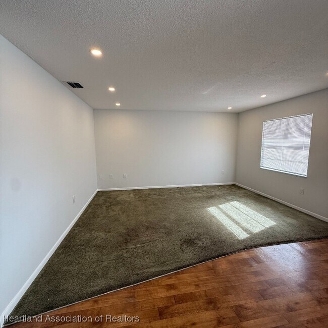 Foto del edificio - 317 E Main St