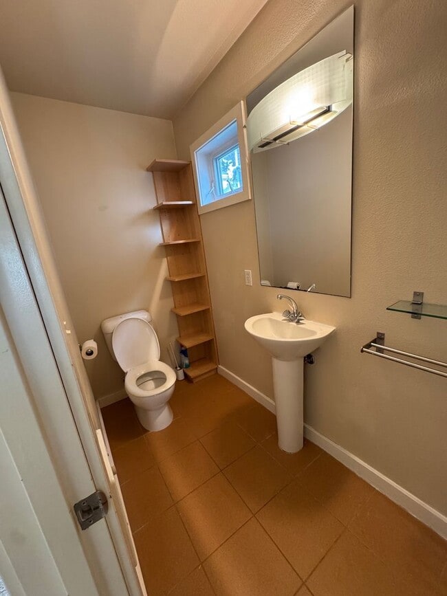 Building Photo - 3bd/2.5ba Seattle Townhouse